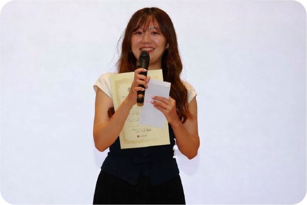 H・Mさん授賞式でスピーチをしている様子