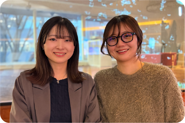 H・MさんとK・Kさん2人で笑顔を見せる様子